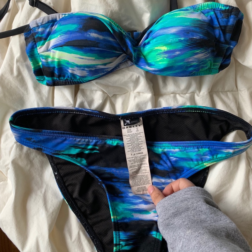 Oakley Women’s Blue Green Swimsuit Set